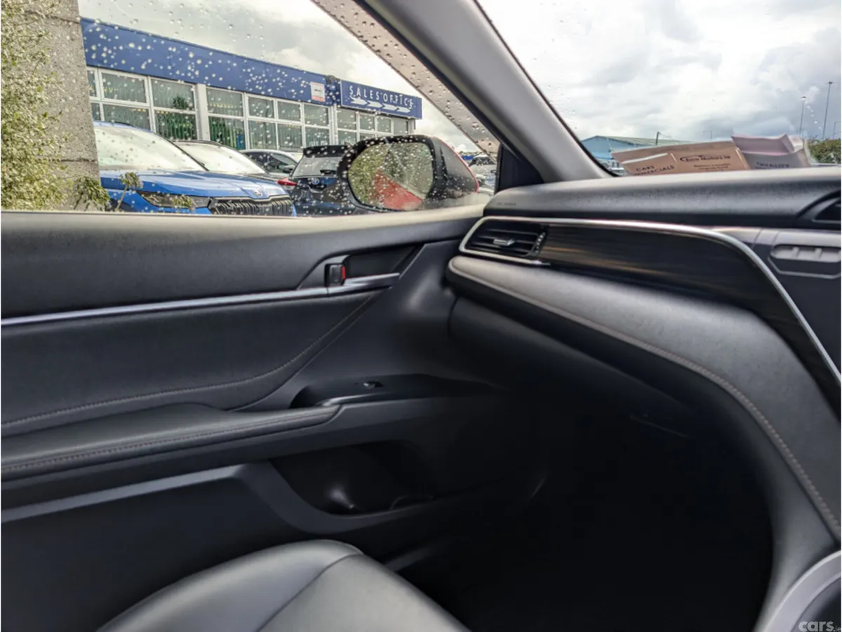 Toyota Camry Saloon, Petrol Hybrid, 2018, Red