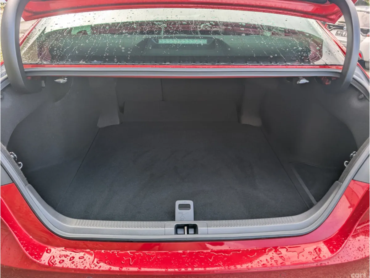 Toyota Camry Saloon, Petrol Hybrid, 2018, Red