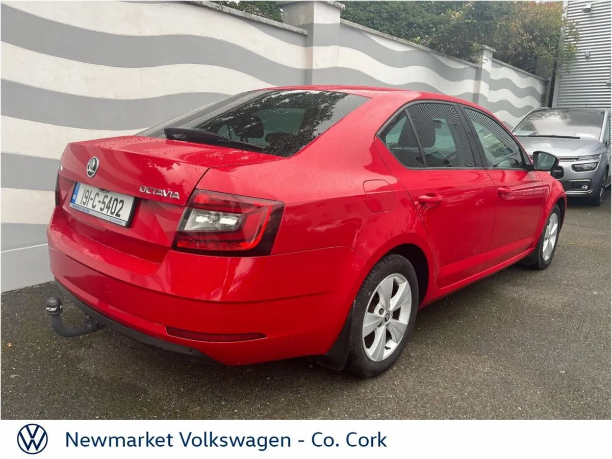 Skoda Octavia Saloon, Diesel, 2019, Red