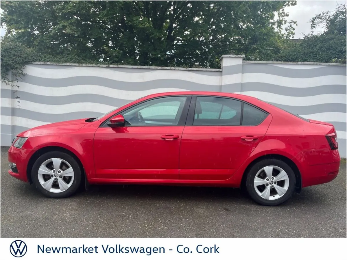 Skoda Octavia Saloon, Diesel, 2019, Red