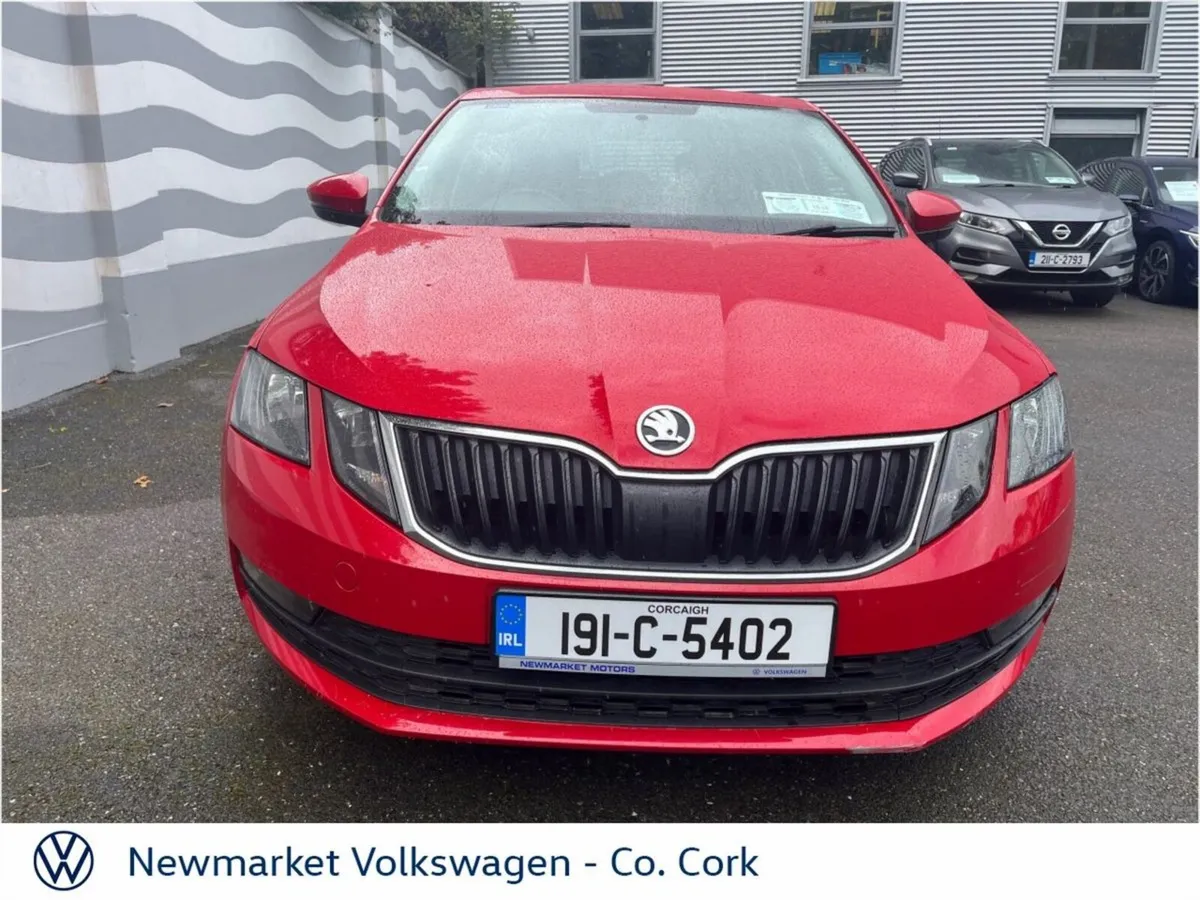 Skoda Octavia Saloon, Diesel, 2019, Red