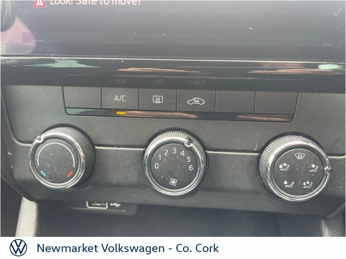 Skoda Octavia Saloon, Diesel, 2019, Red