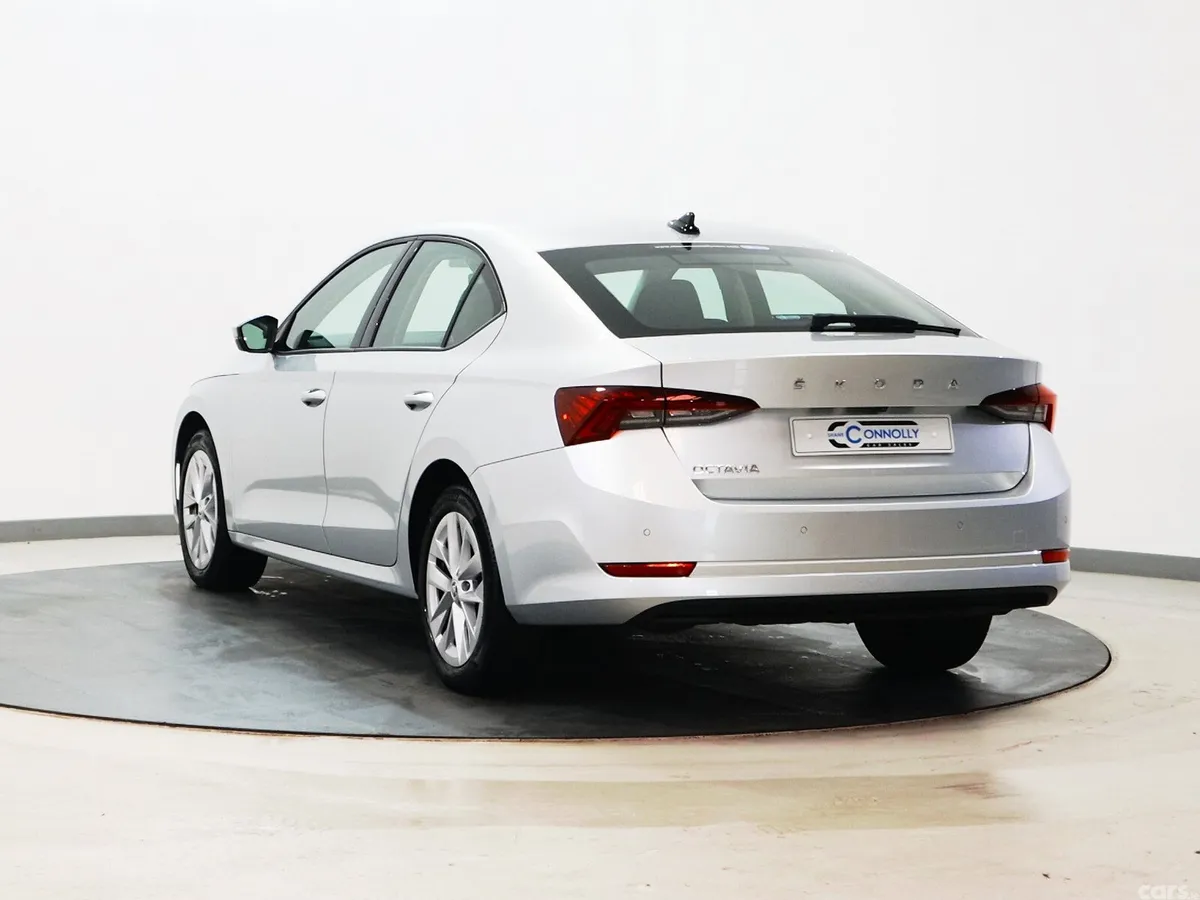 Skoda Octavia Saloon, Diesel, 2023, Grey