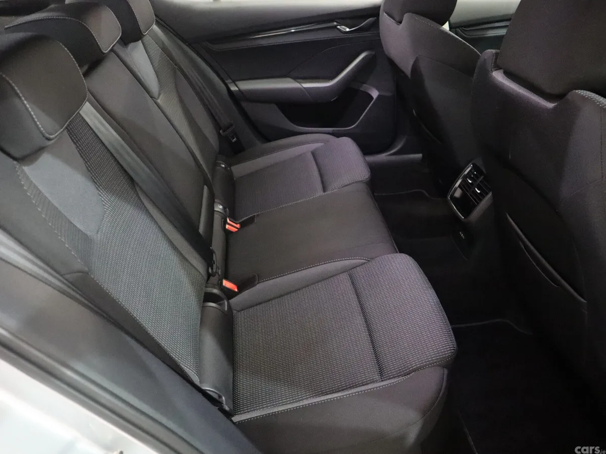 Skoda Octavia Saloon, Diesel, 2023, Grey