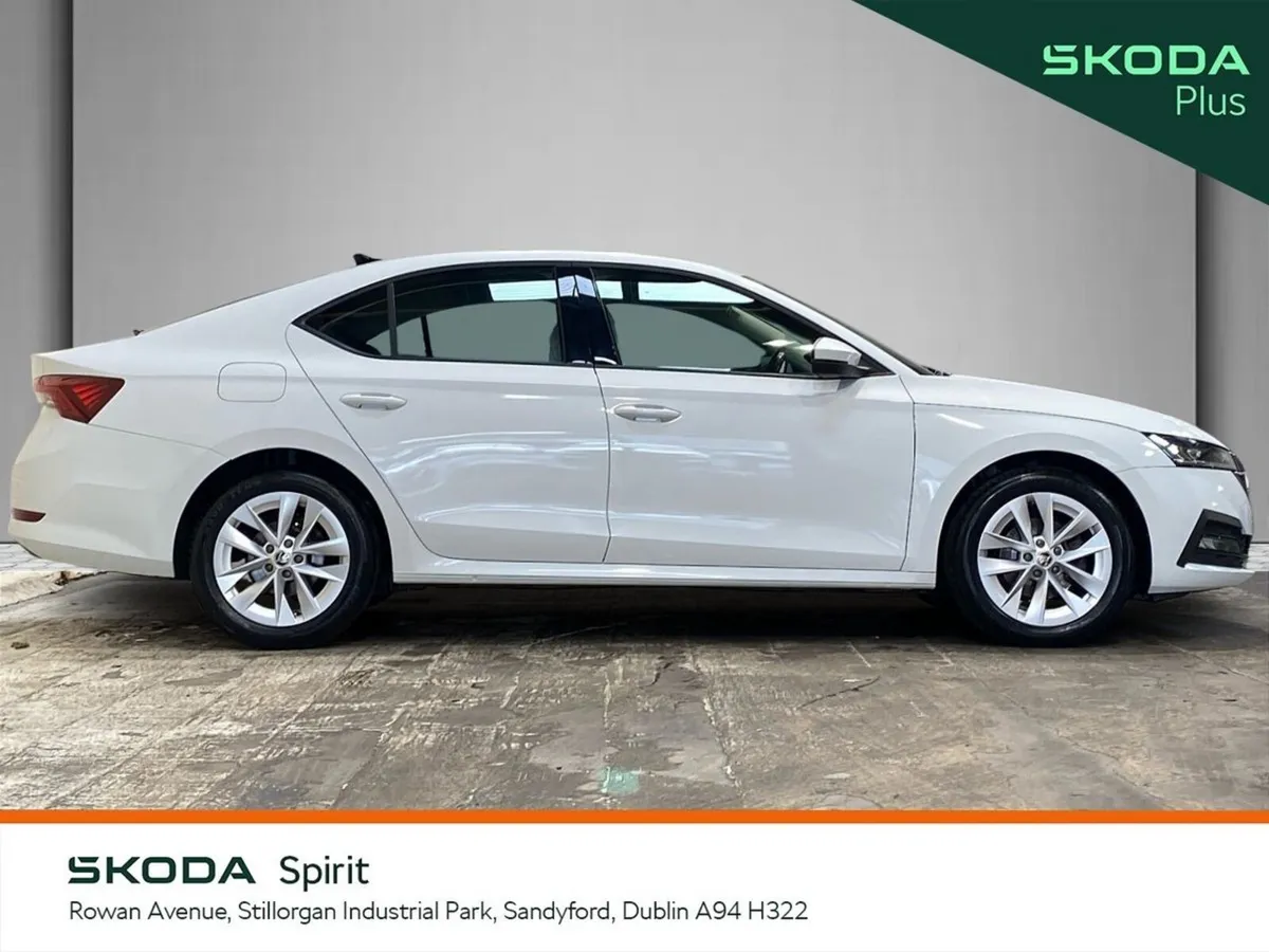 Skoda Octavia Saloon, Petrol Hybrid, 2024, White
