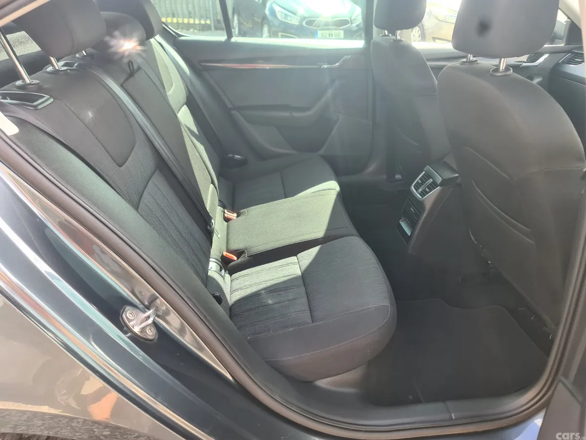 Skoda Octavia Saloon, Diesel, 2018, Grey