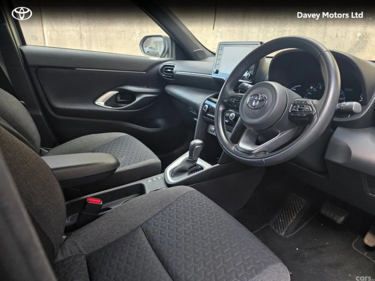 Toyota Yaris Cross Hatchback, Petrol Hybrid, 2023, Silver