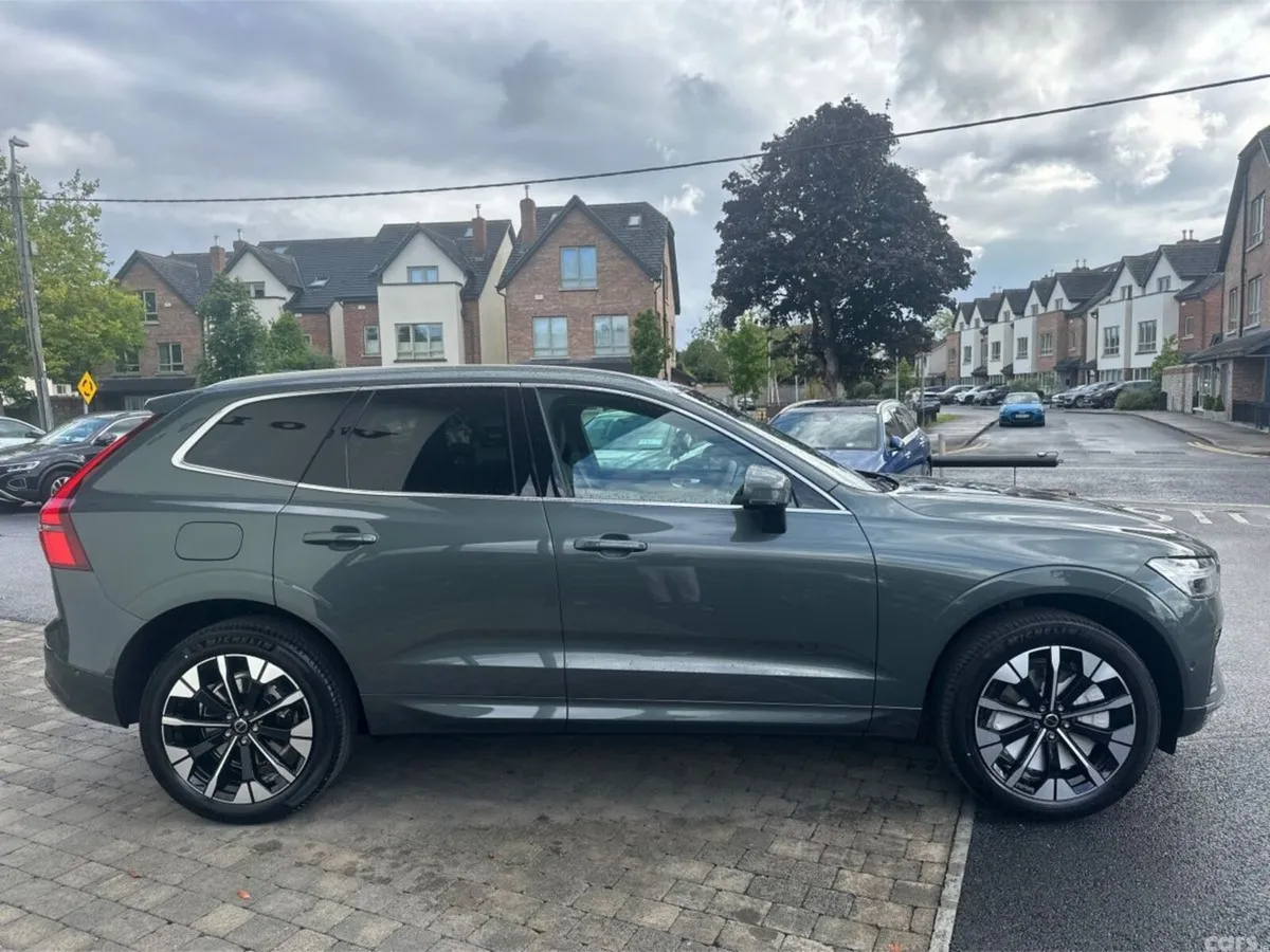 Volvo XC60 SUV, Petrol Plug-in Hybrid, 2026, Green