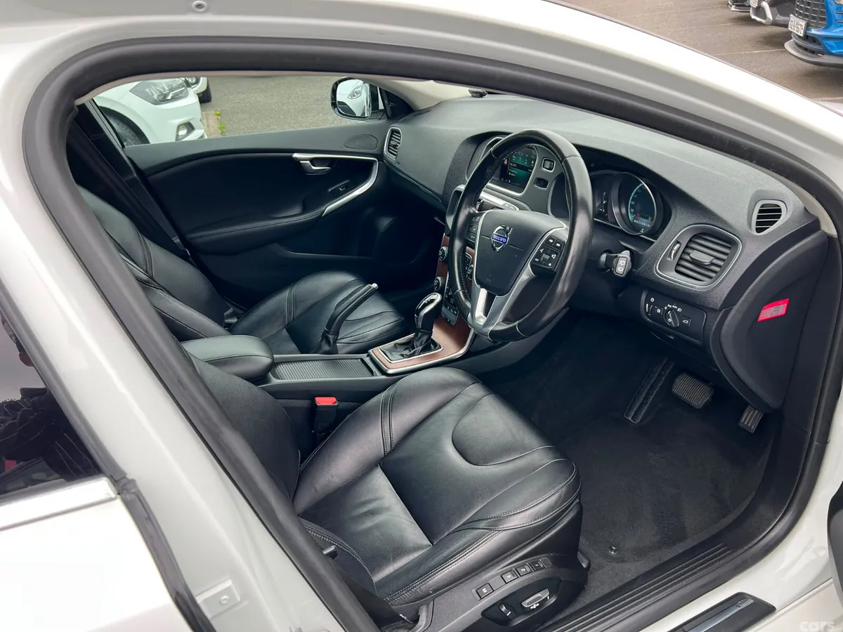 Volvo V40 Hatchback, Petrol, 2015, White