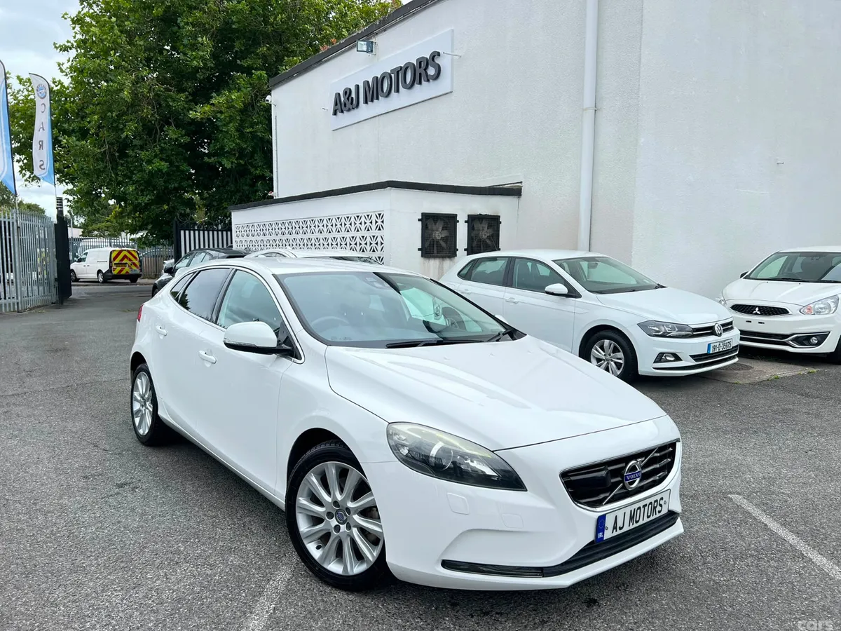 Volvo V40 Hatchback, Petrol, 2015, White