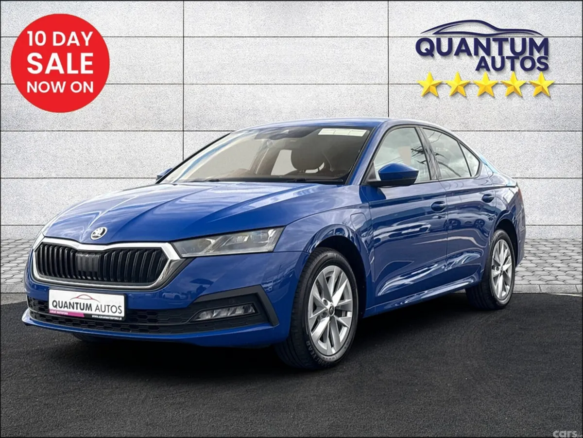 Skoda Octavia Hatchback, Petrol Plug-in Hybrid, 2023, Blue