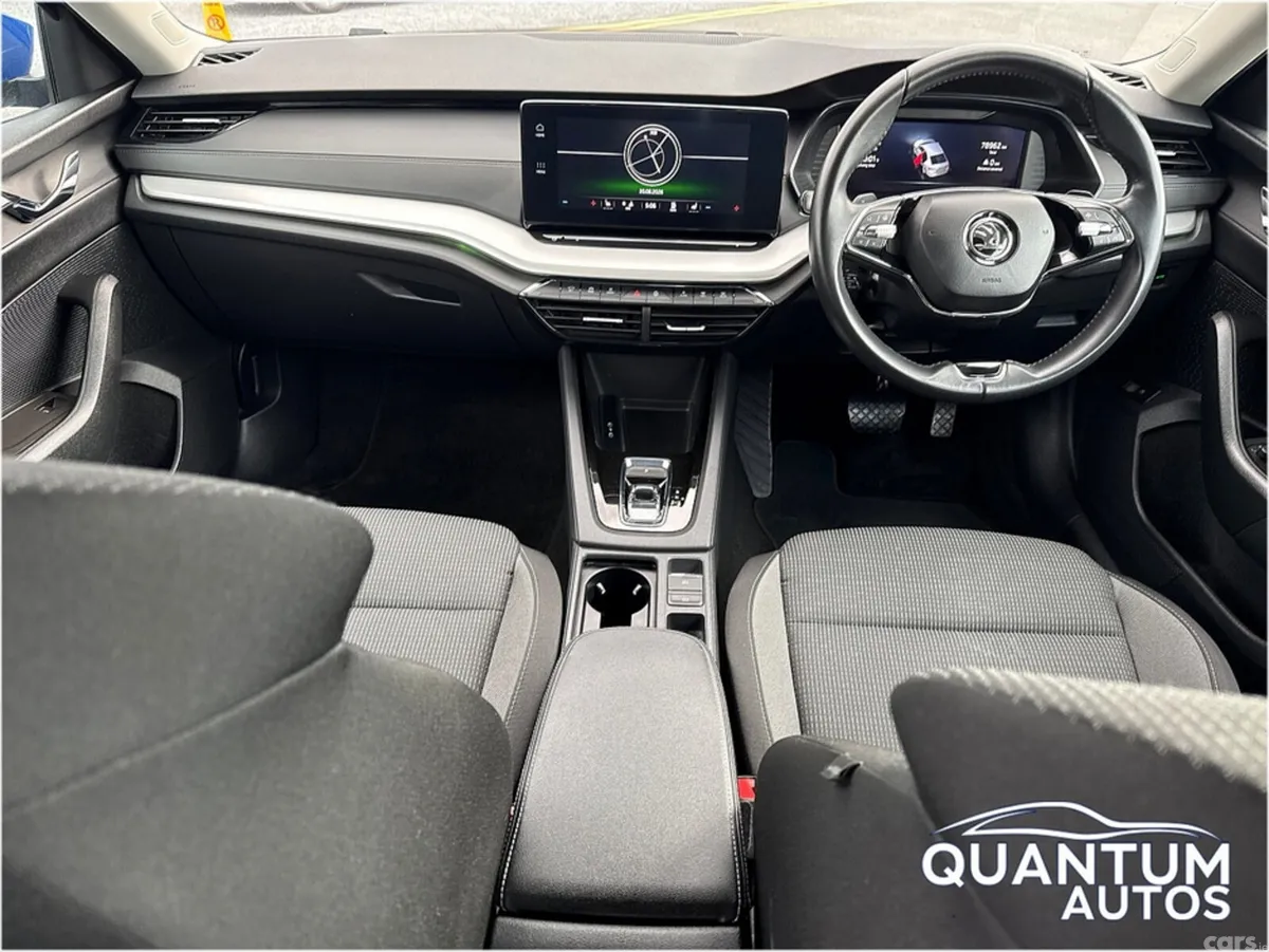 Skoda Octavia Hatchback, Petrol Plug-in Hybrid, 2023, Blue