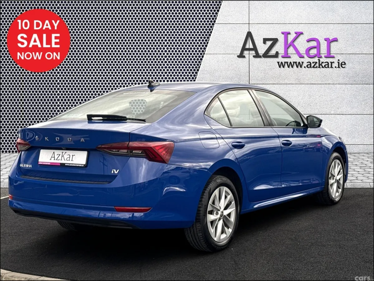 Skoda Octavia Hatchback, Petrol Plug-in Hybrid, 2023, Blue