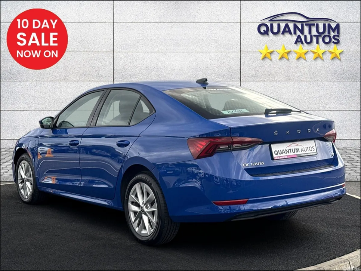 Skoda Octavia Hatchback, Petrol Plug-in Hybrid, 2023, Blue