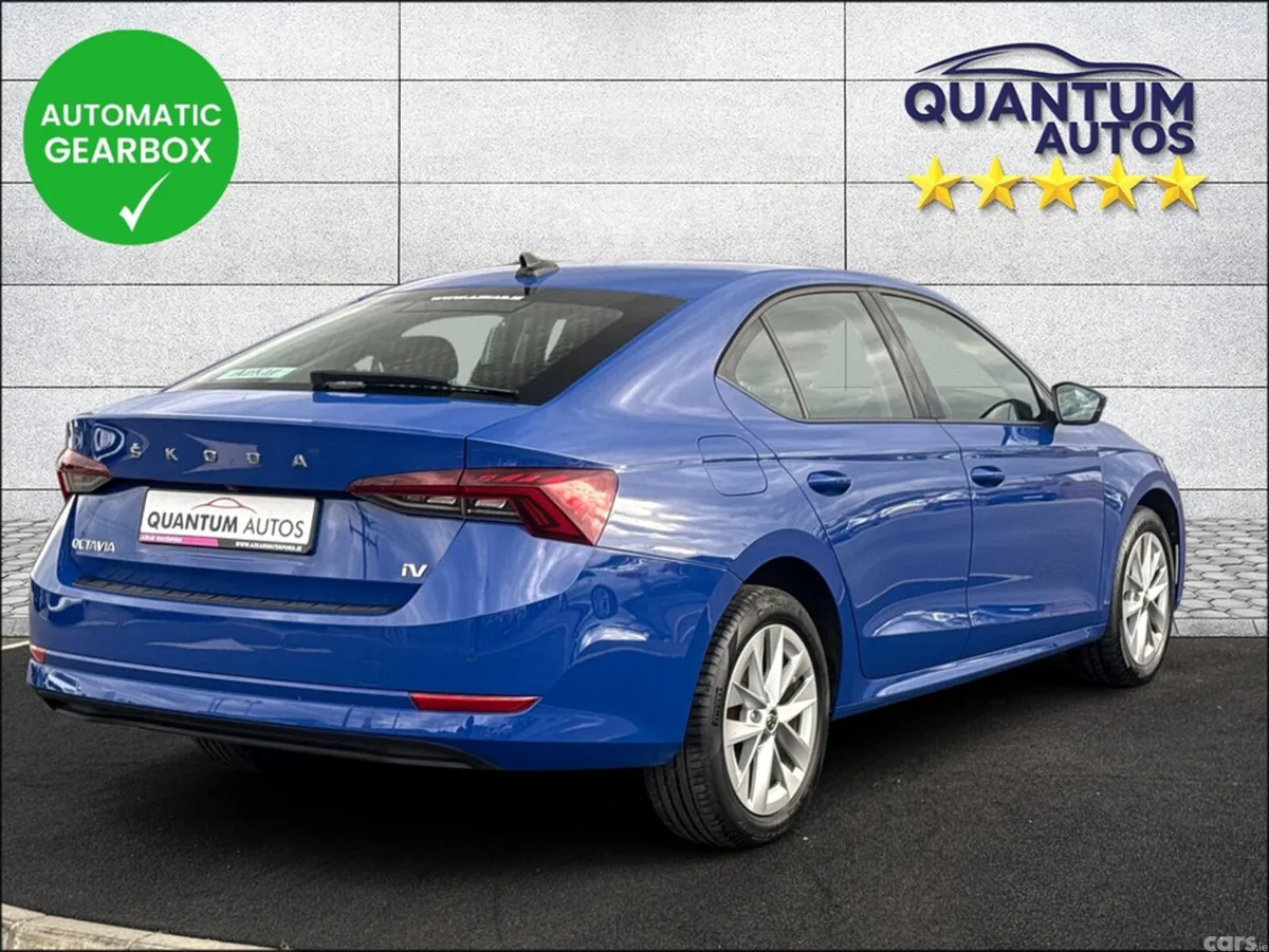 Skoda Octavia Hatchback, Petrol Plug-in Hybrid, 2023, Blue