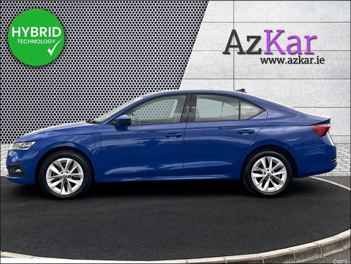 Skoda Octavia Hatchback, Petrol Plug-in Hybrid, 2023, Blue