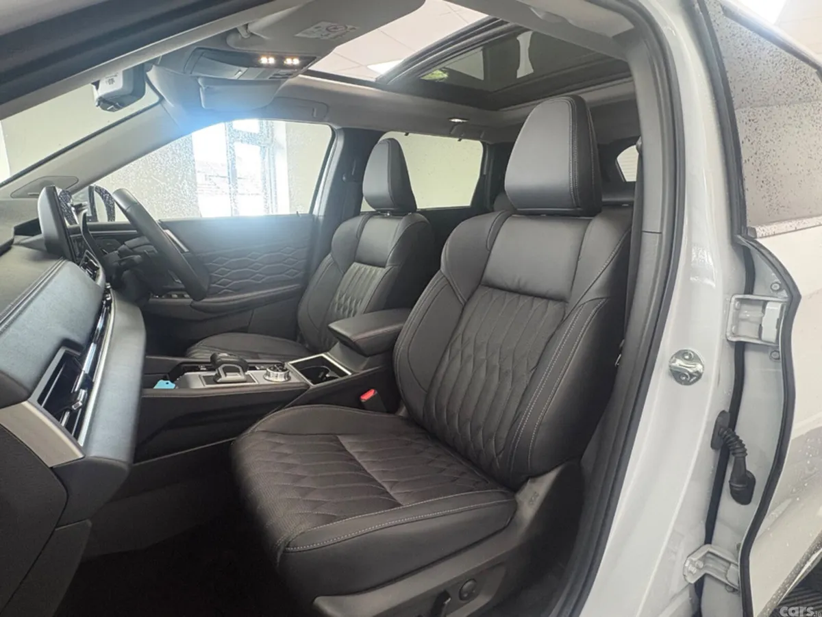 Mitsubishi Outlander SUV, Petrol Plug-in Hybrid, 2024, White