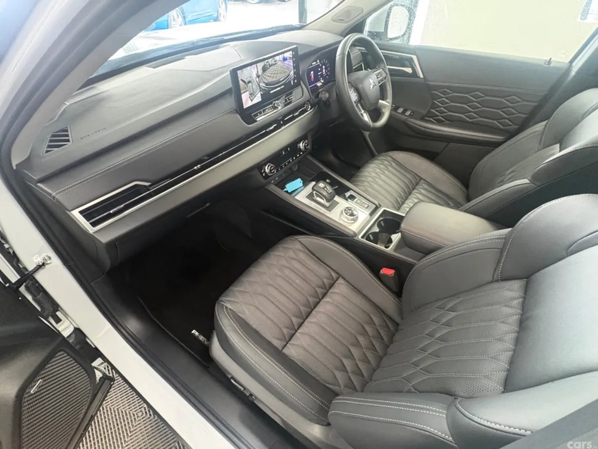 Mitsubishi Outlander SUV, Petrol Plug-in Hybrid, 2024, White
