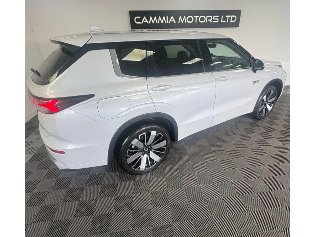 Mitsubishi Outlander SUV, Petrol Plug-in Hybrid, 2024, White