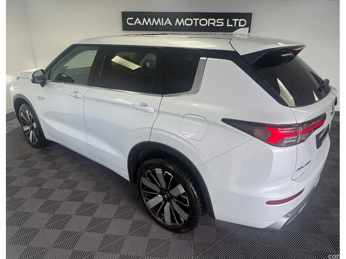 Mitsubishi Outlander SUV, Petrol Plug-in Hybrid, 2024, White