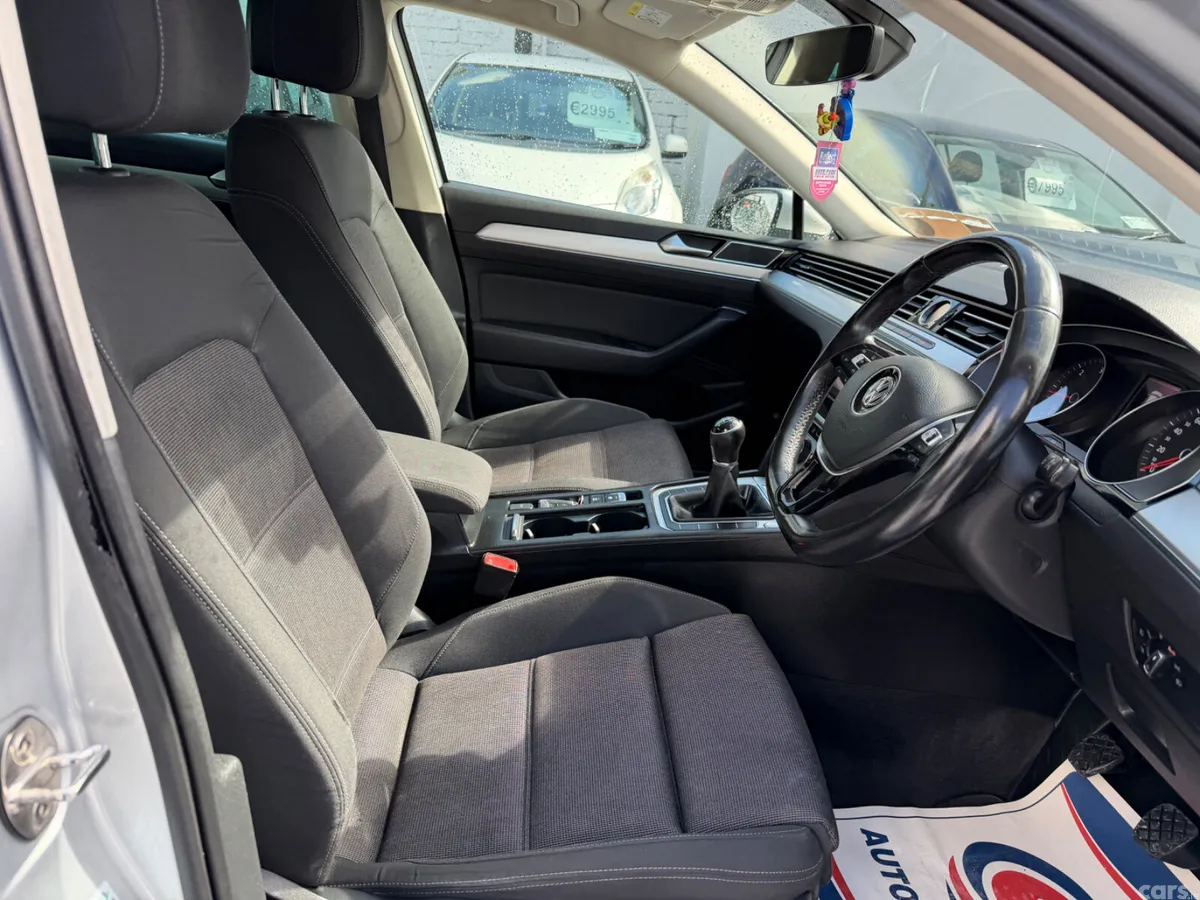 Volkswagen Passat Saloon, Diesel, 2019, Grey