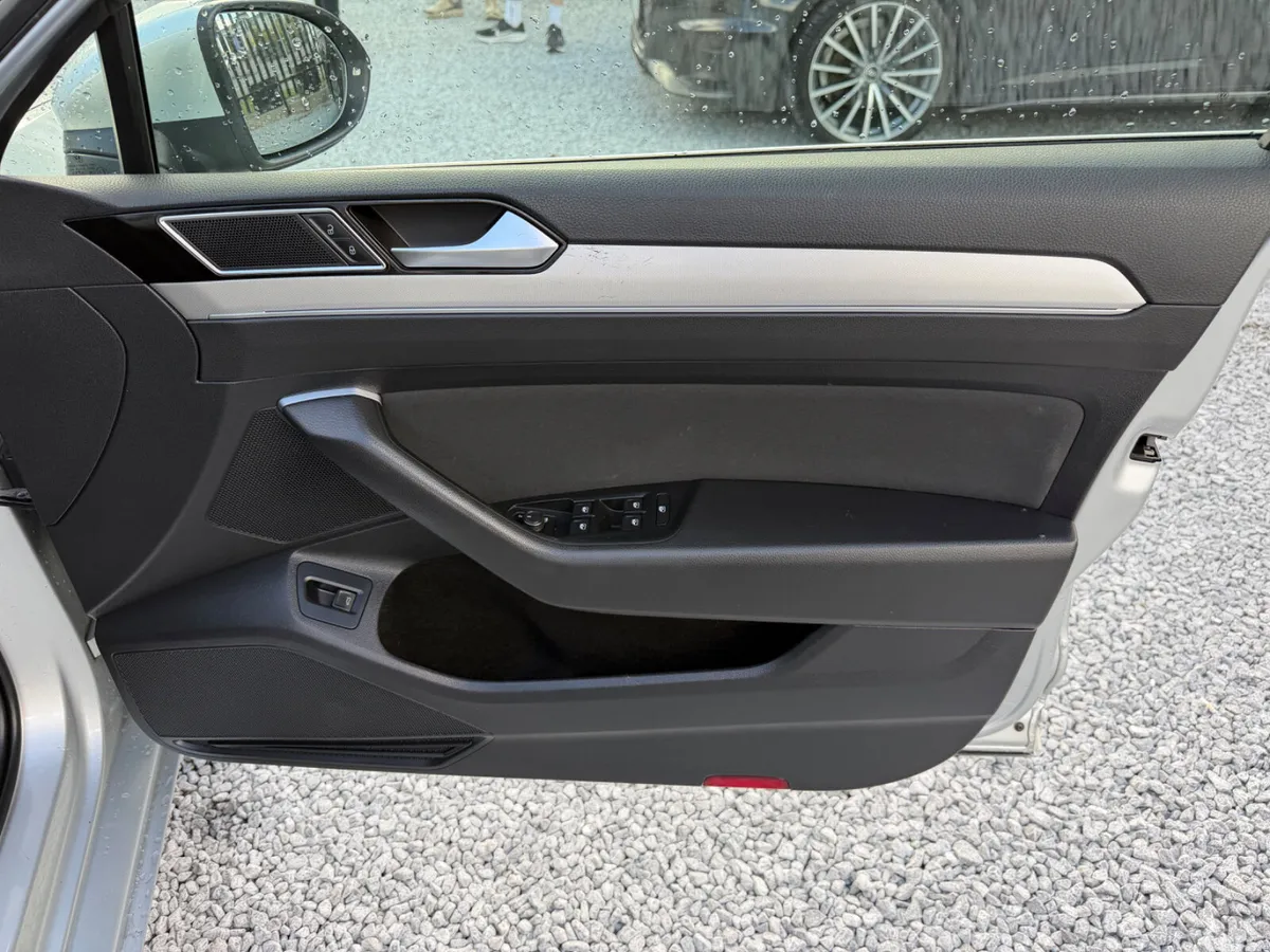 Volkswagen Passat Saloon, Diesel, 2019, Grey