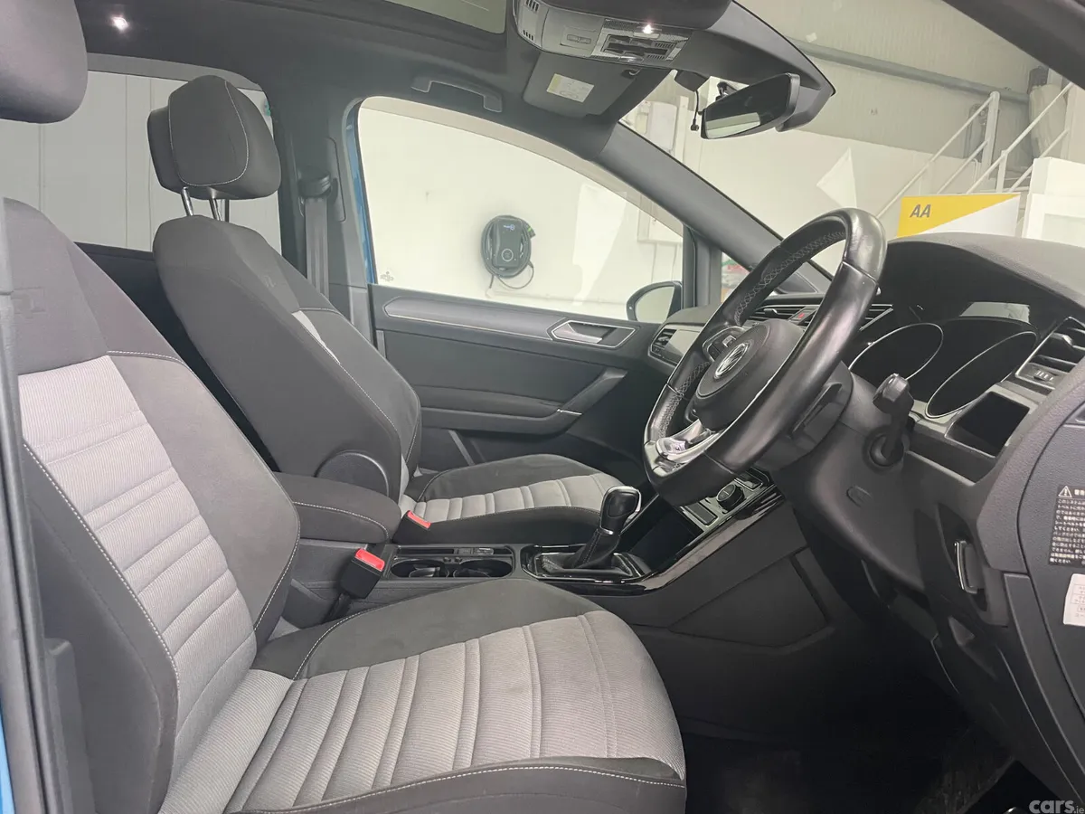 Volkswagen Touran MPV, Petrol, 2017, Blue