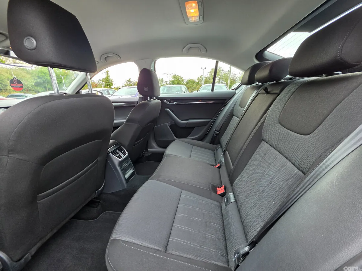 Skoda Octavia Saloon, Diesel, 2018, Grey