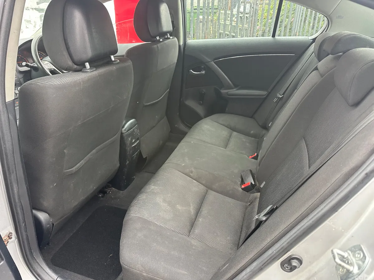 Toyota Avensis Saloon, Diesel, 2010, Silver