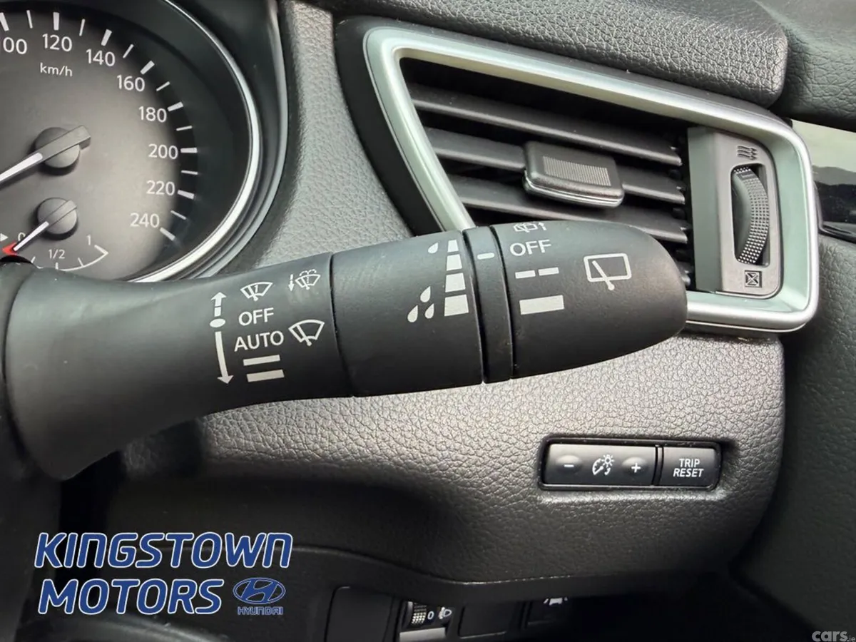 Nissan Qashqai MPV, Petrol, 2019, Red