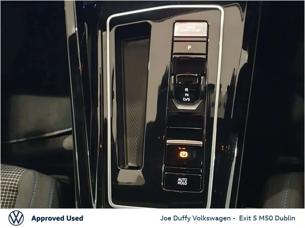 Volkswagen Golf Estate, Petrol Plug-in Hybrid, 2023, Red