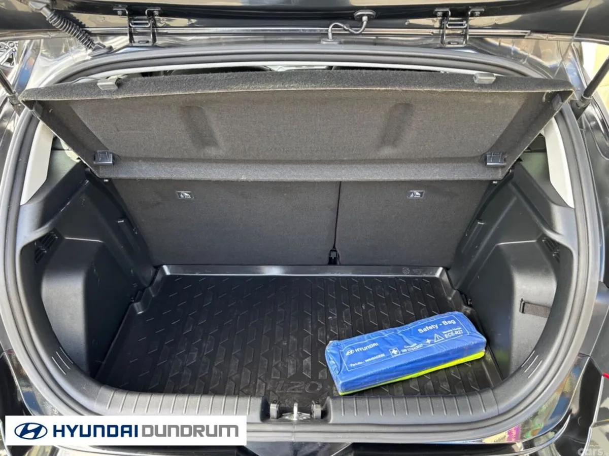 Hyundai i20 Hatchback, Petrol, 2024, Black