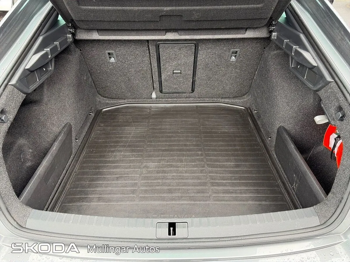 Skoda Octavia Saloon, Diesel, 2024, Grey