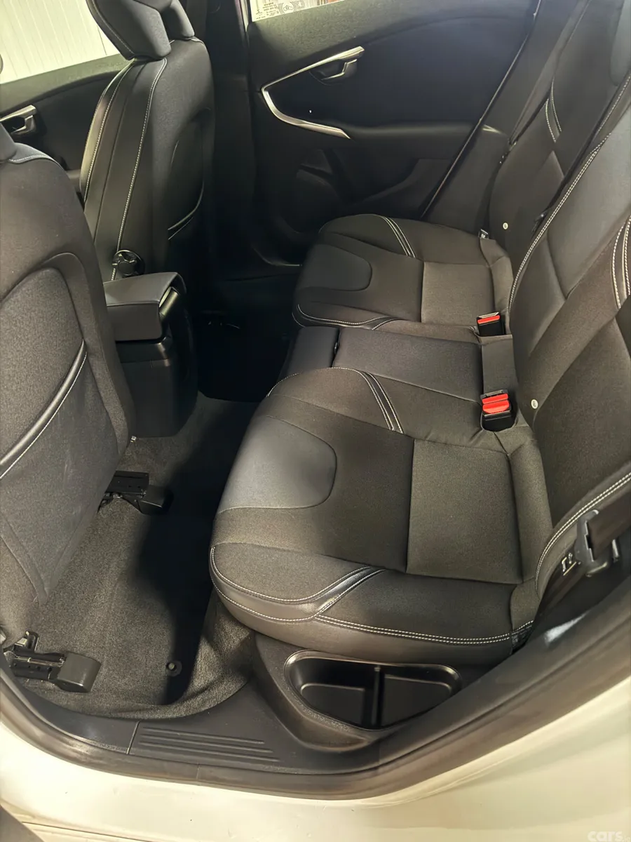 Volvo V40 Hatchback, Petrol, 2017, White