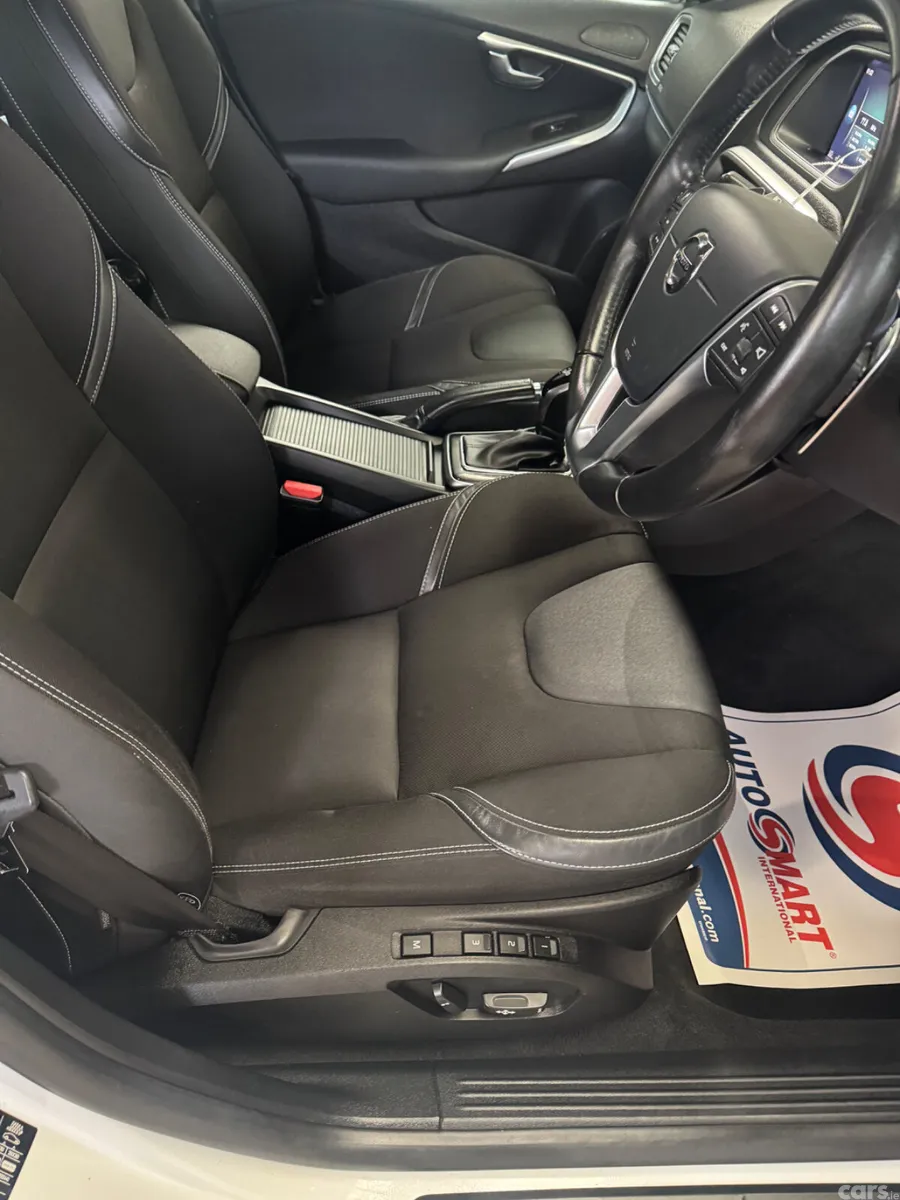 Volvo V40 Hatchback, Petrol, 2017, White