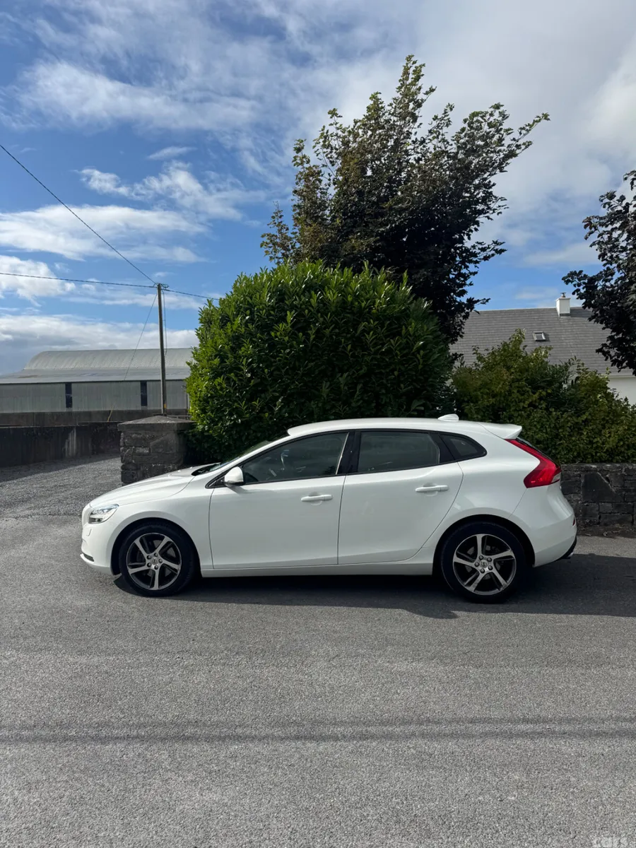 Volvo V40 Hatchback, Petrol, 2017, White