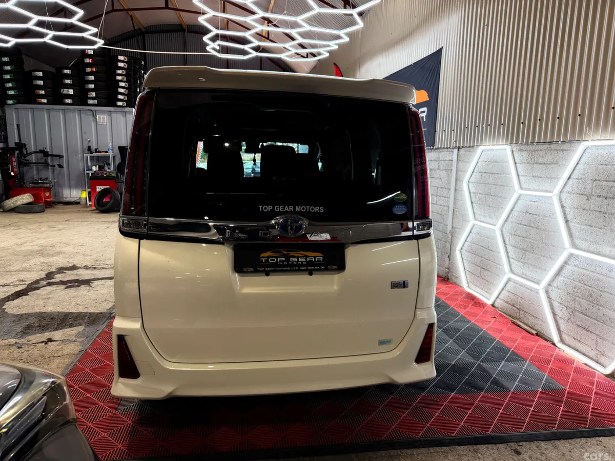 Toyota Noah MPV, Petrol Hybrid, 2019, White