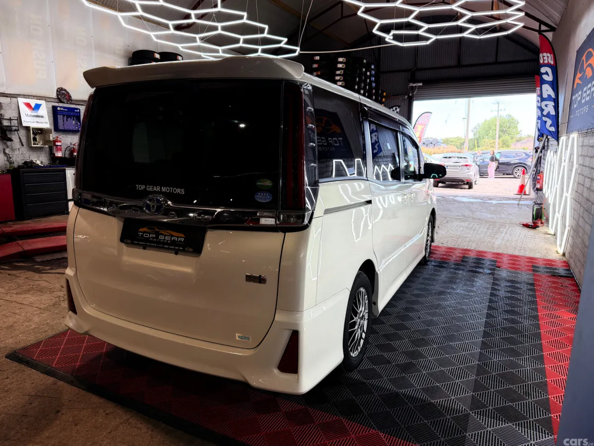 Toyota Noah MPV, Petrol Hybrid, 2019, White
