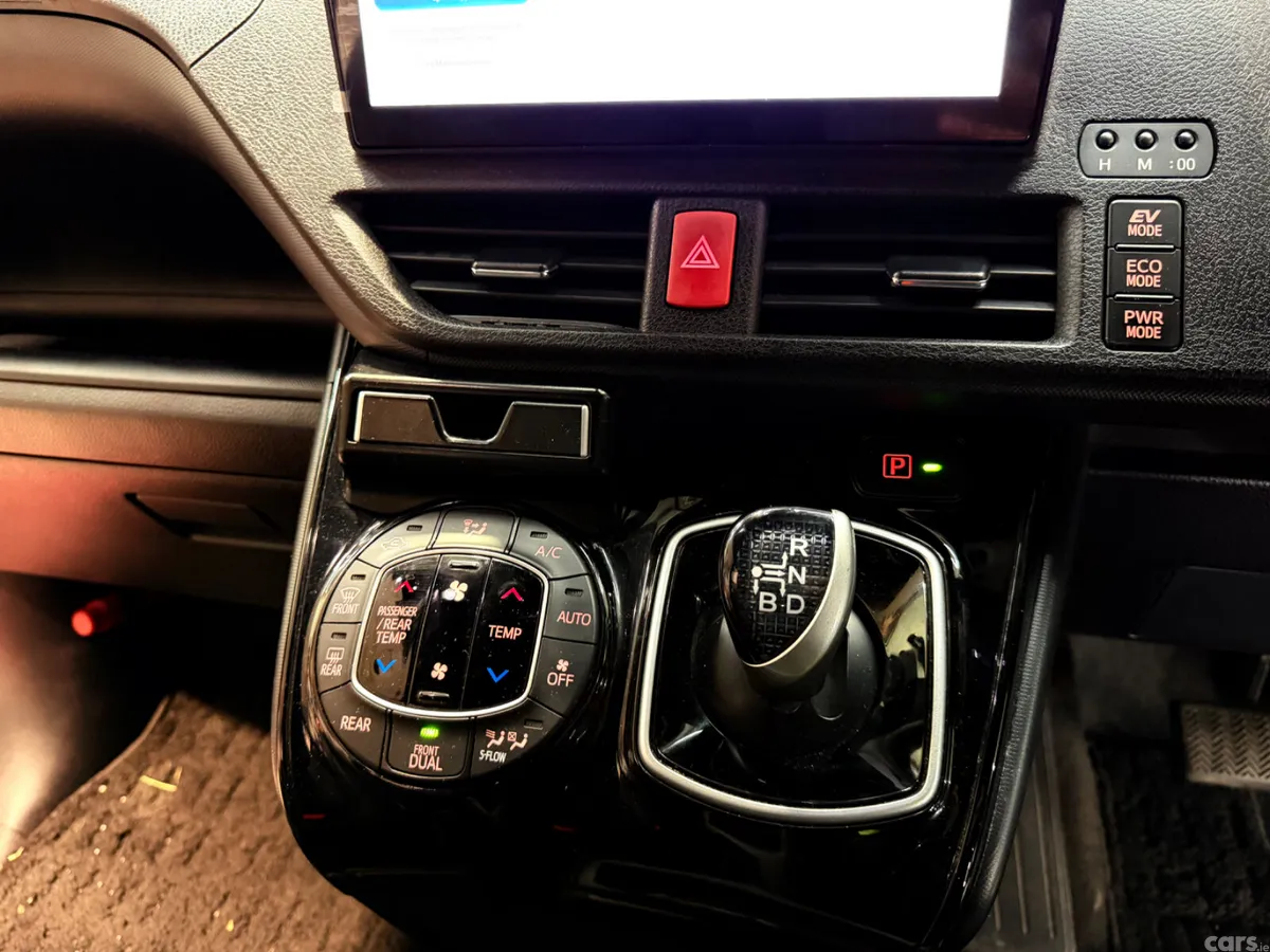 Toyota Noah MPV, Petrol Hybrid, 2019, White