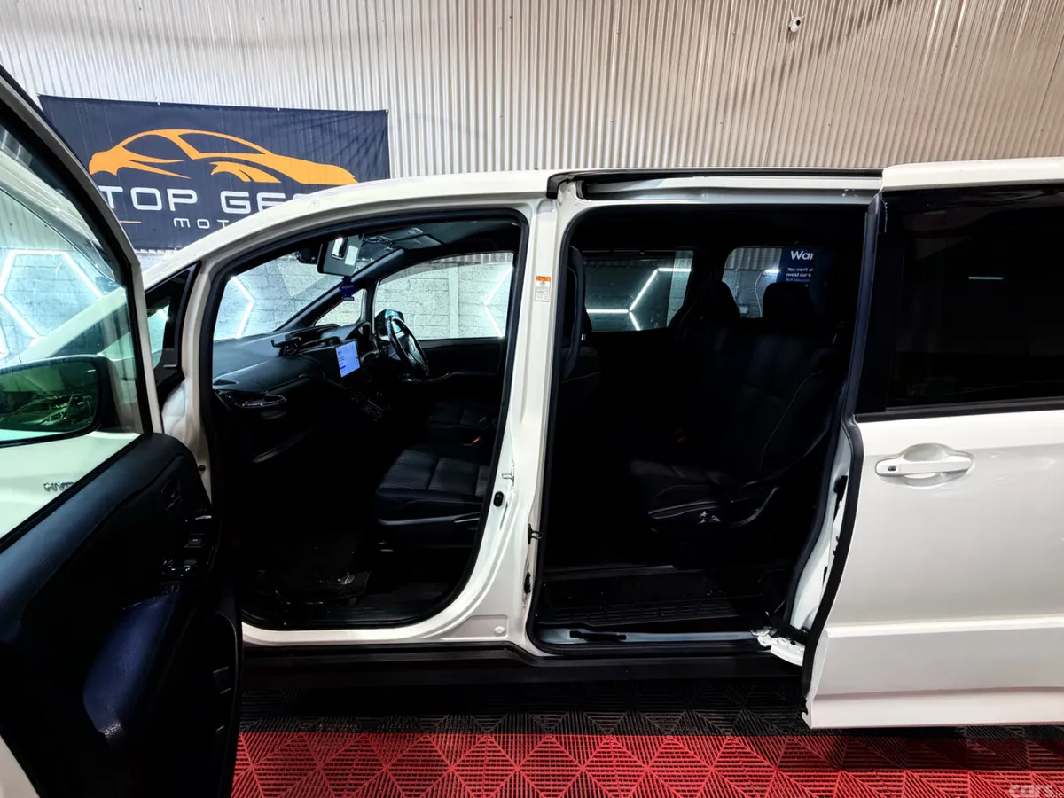 Toyota Noah MPV, Petrol Hybrid, 2019, White
