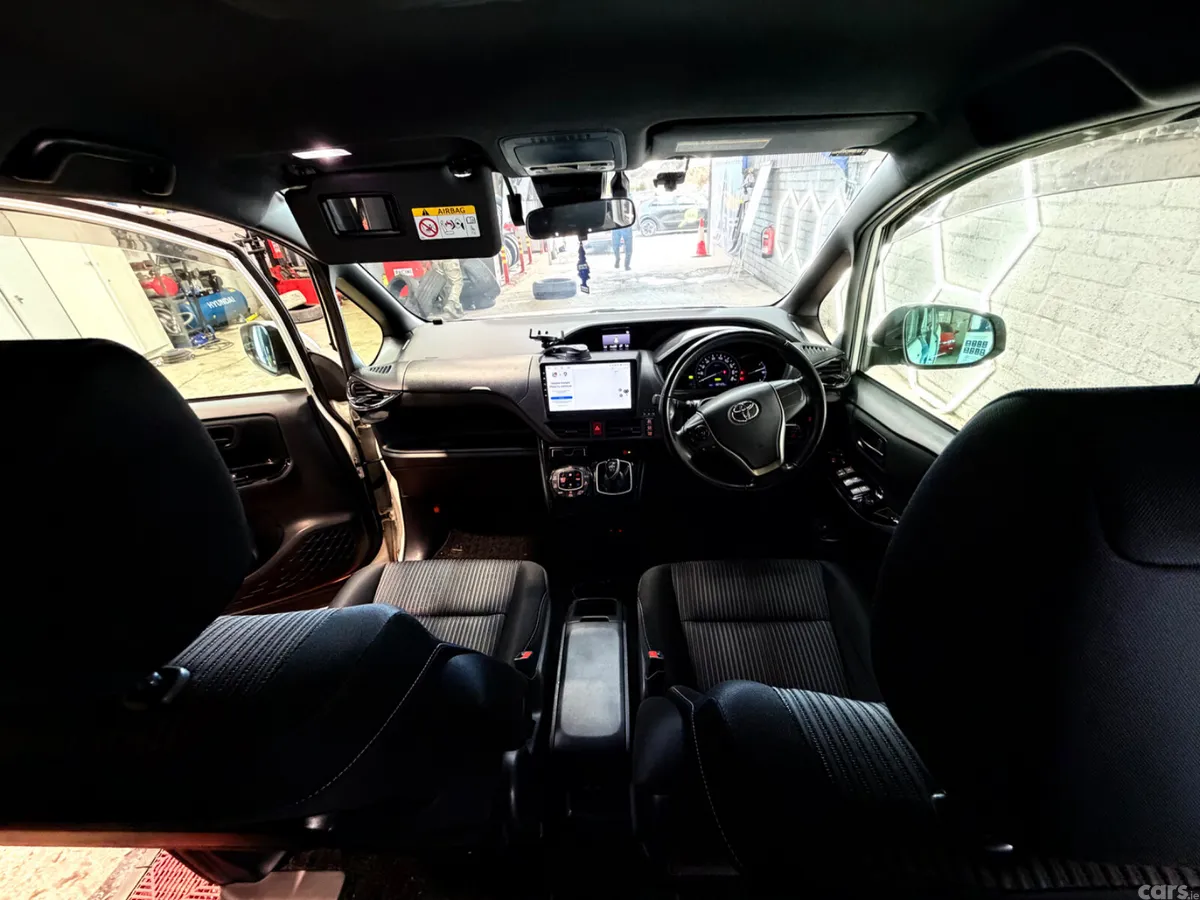 Toyota Noah MPV, Petrol Hybrid, 2019, White
