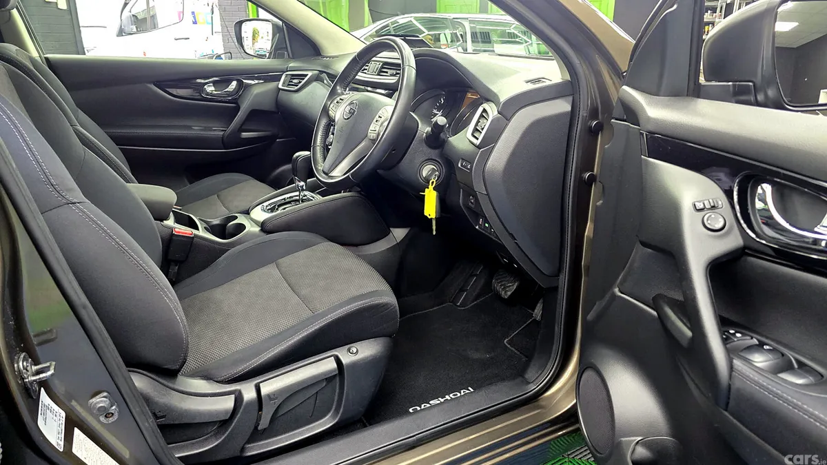 Nissan Qashqai Hatchback, Diesel, 2015, Brown