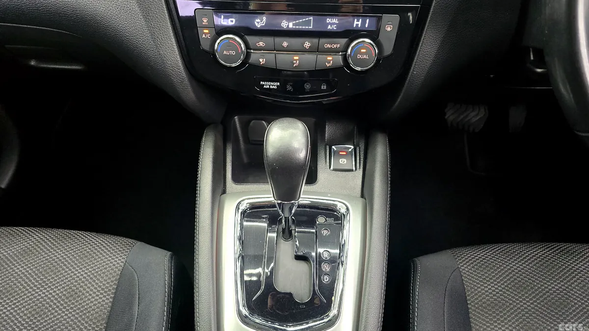 Nissan Qashqai Hatchback, Diesel, 2015, Brown
