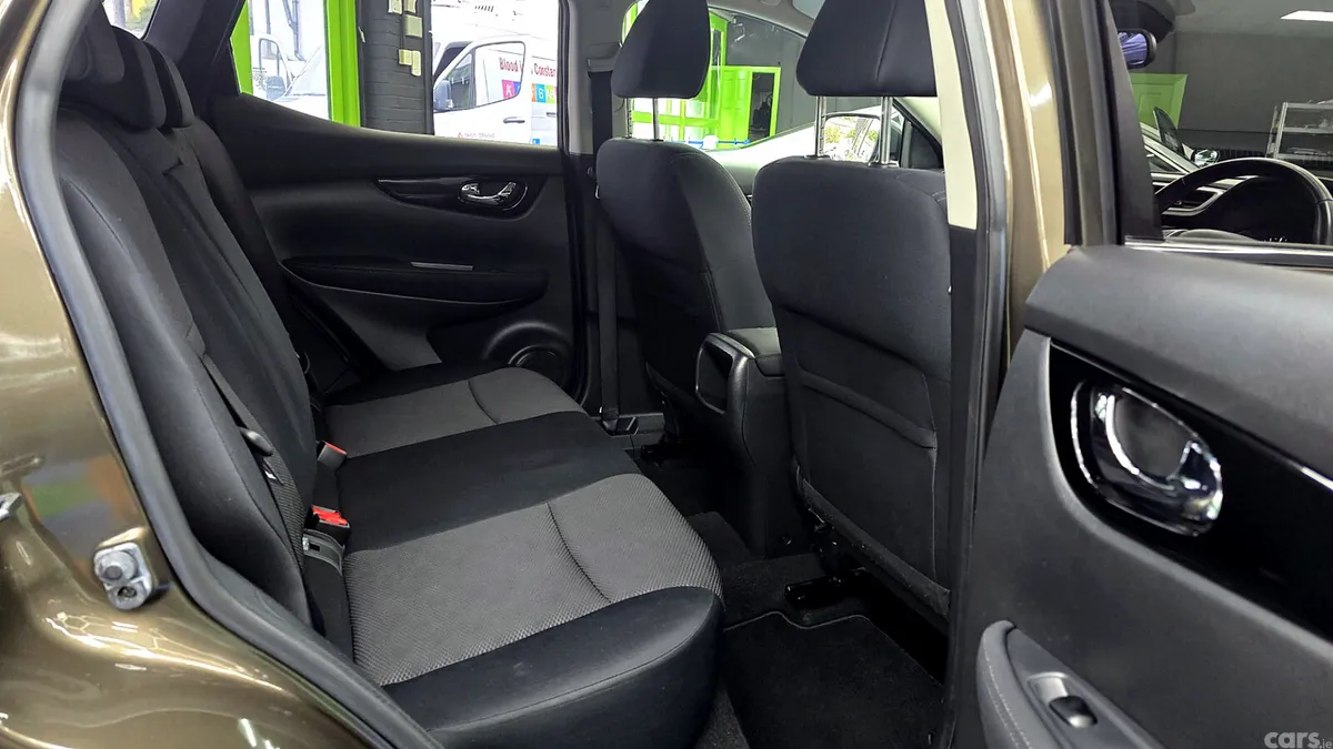 Nissan Qashqai Hatchback, Diesel, 2015, Brown