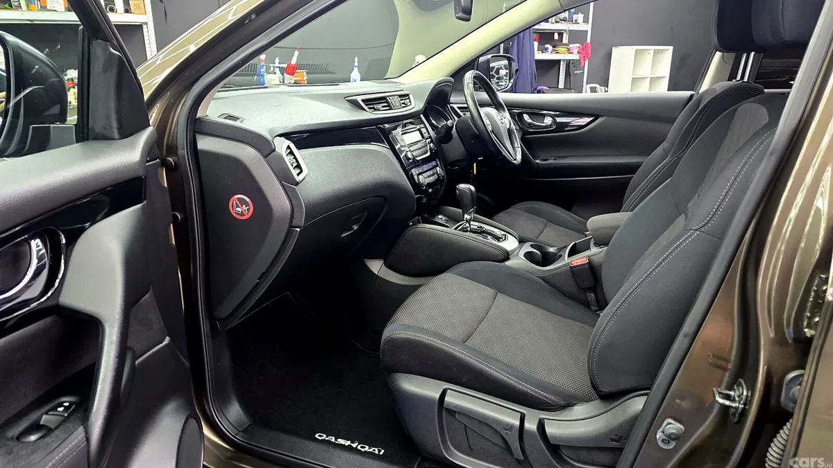 Nissan Qashqai Hatchback, Diesel, 2015, Brown
