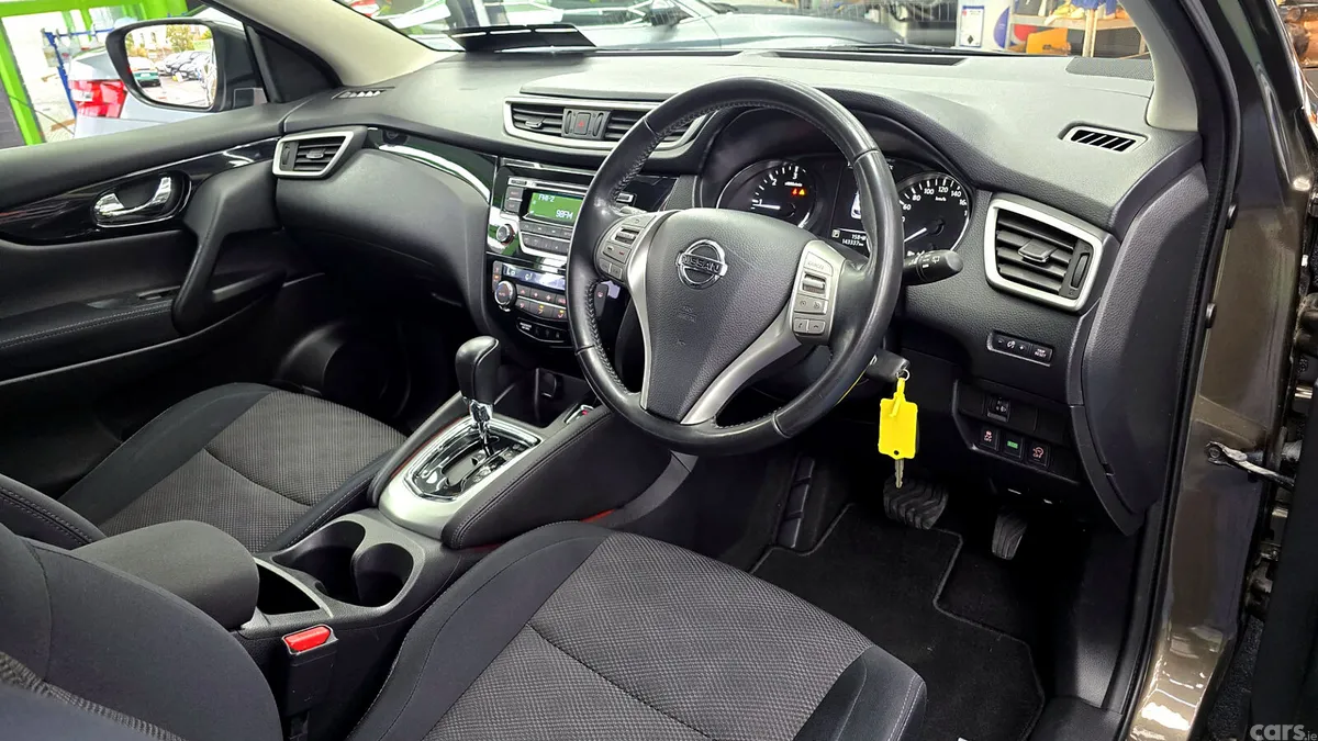 Nissan Qashqai Hatchback, Diesel, 2015, Brown