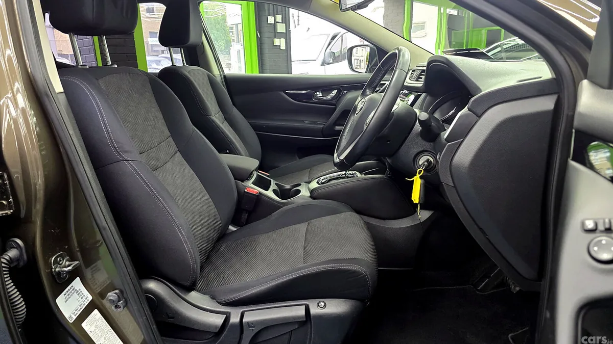 Nissan Qashqai Hatchback, Diesel, 2015, Brown