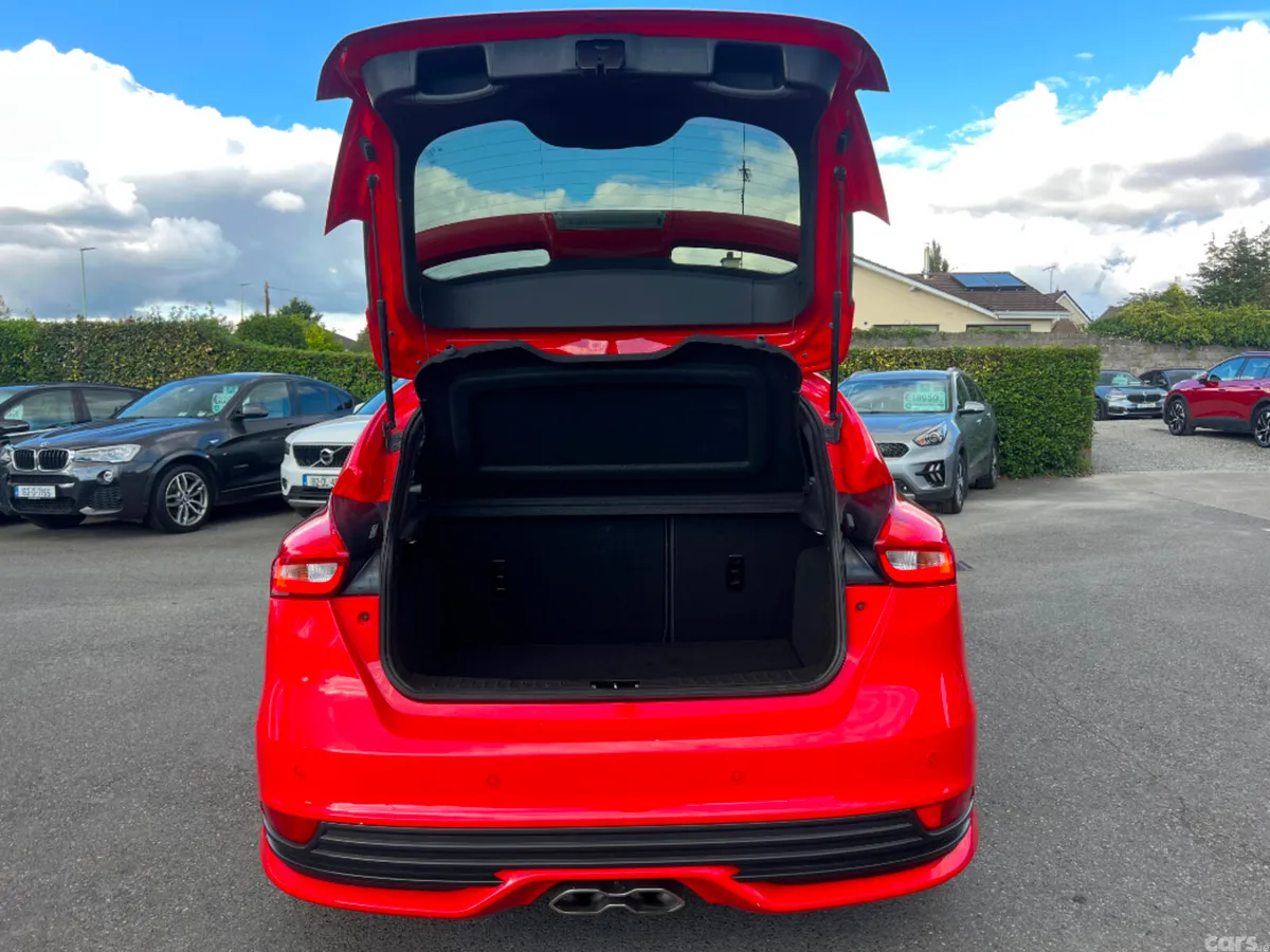 Ford Focus Hatchback, Diesel, 2018, Red