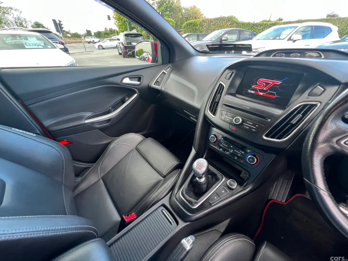 Ford Focus Hatchback, Diesel, 2018, Red