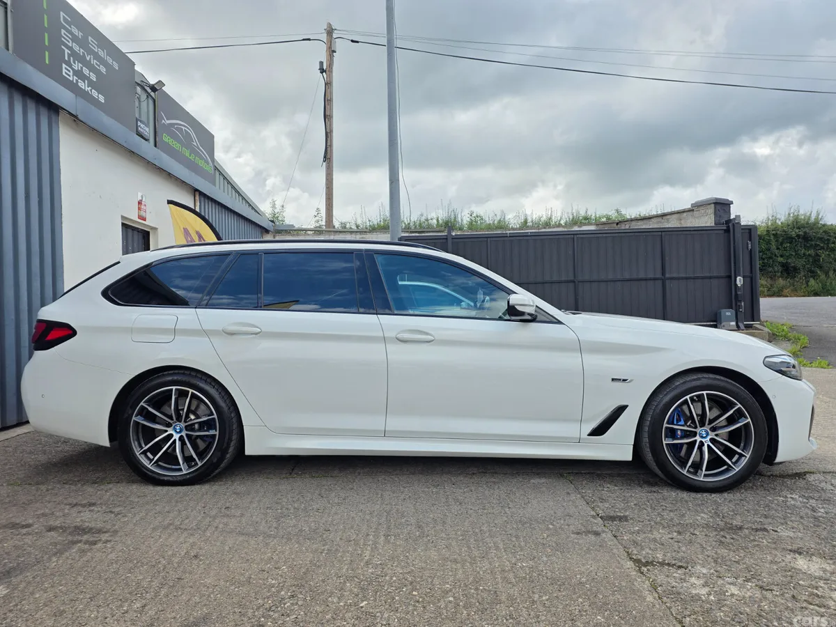 BMW 5-Series Estate/Jeep, Petrol Plug-in Hybrid, 2023, White